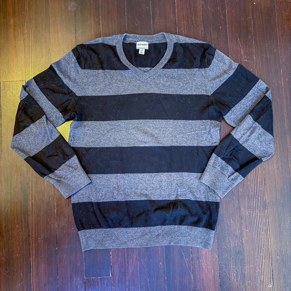 Old Navy Men's V-Neck Sweater in Gray and Black Stripes